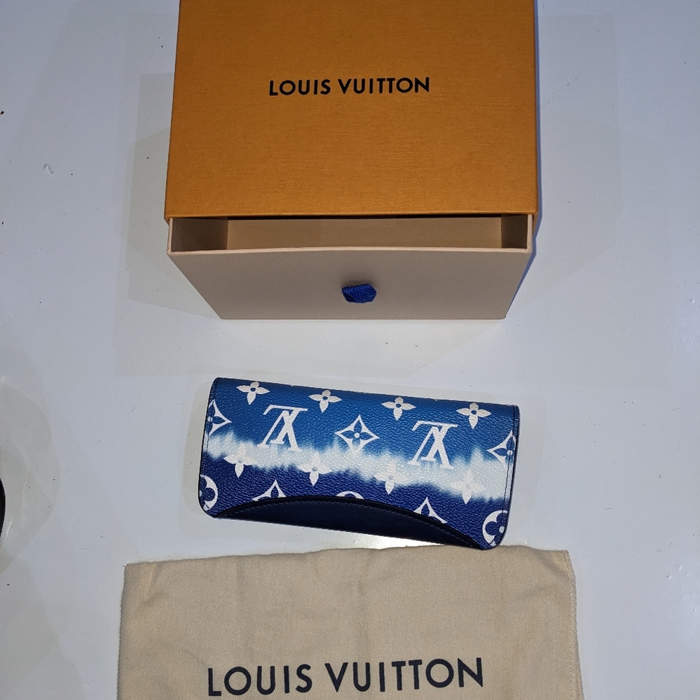 Sold*************louis Vuitton Sold out Escale sunglass case 💙 blue